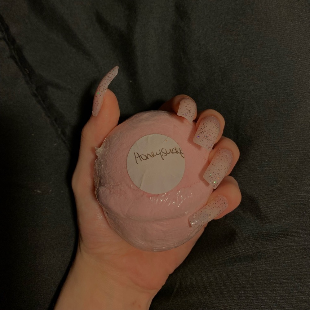 ONLINE SHOP-MADE HONEYSUCKLE BATH BOMB